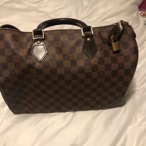 Louis-Vuitton-damier--speedy